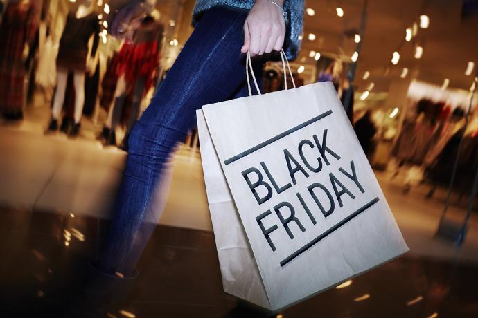 Winkelen tijdens Black Friday met winkeltassen