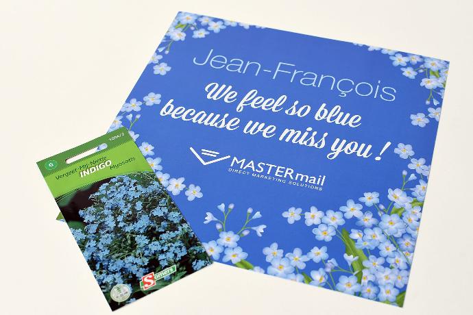 Blauwe MASTERmail postkaart met een zakje indigo bloemenzaad