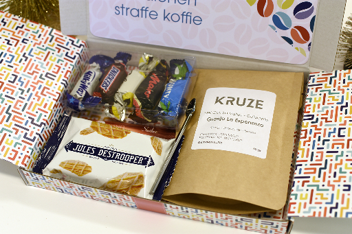 Geschenkenbox met snoepgoed, wafels en verse koffiebonen