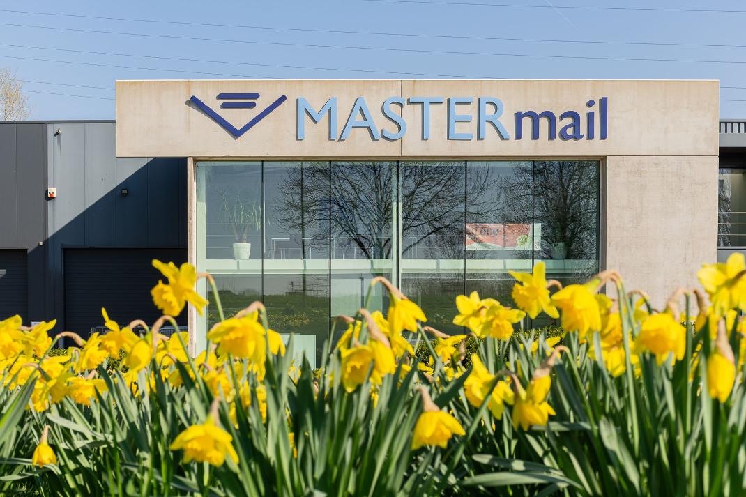 Mastermail gebouw met Paasbloemen.