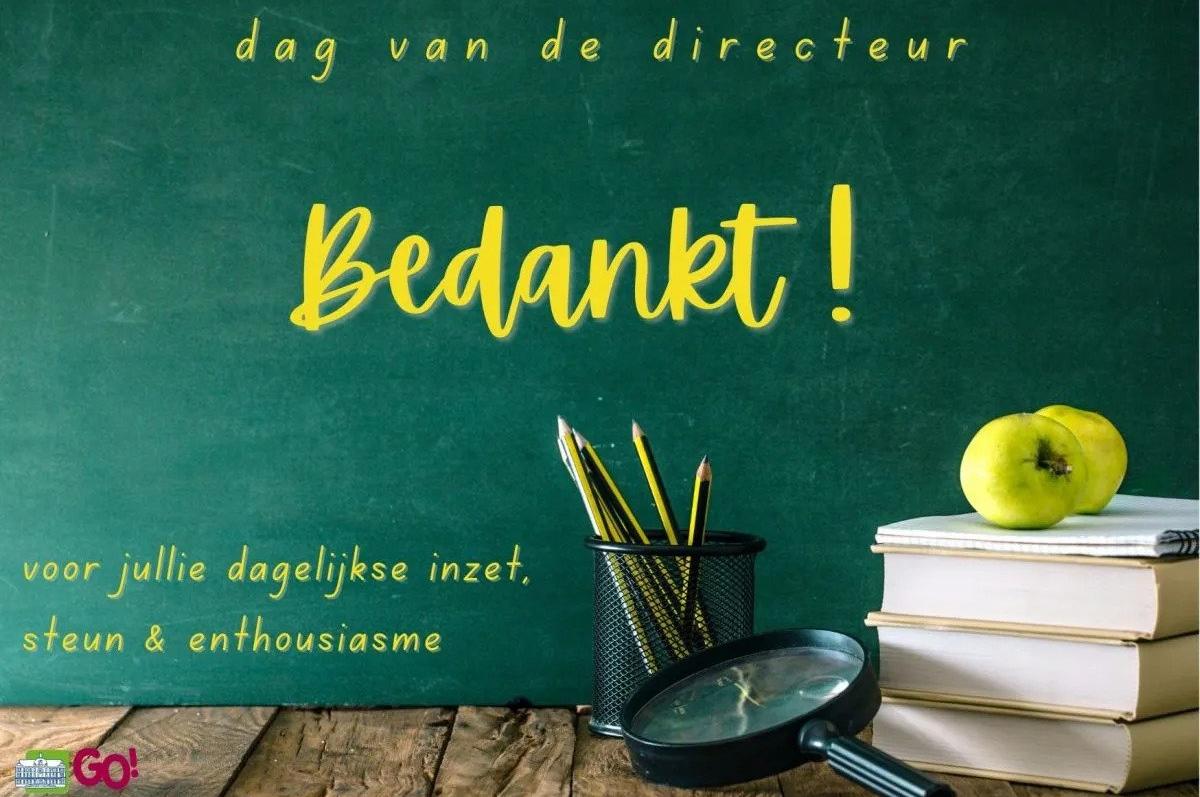 Tafel met een potloodhouder en een stapel boeken ter gelegenheid van de Dag van de Directeur