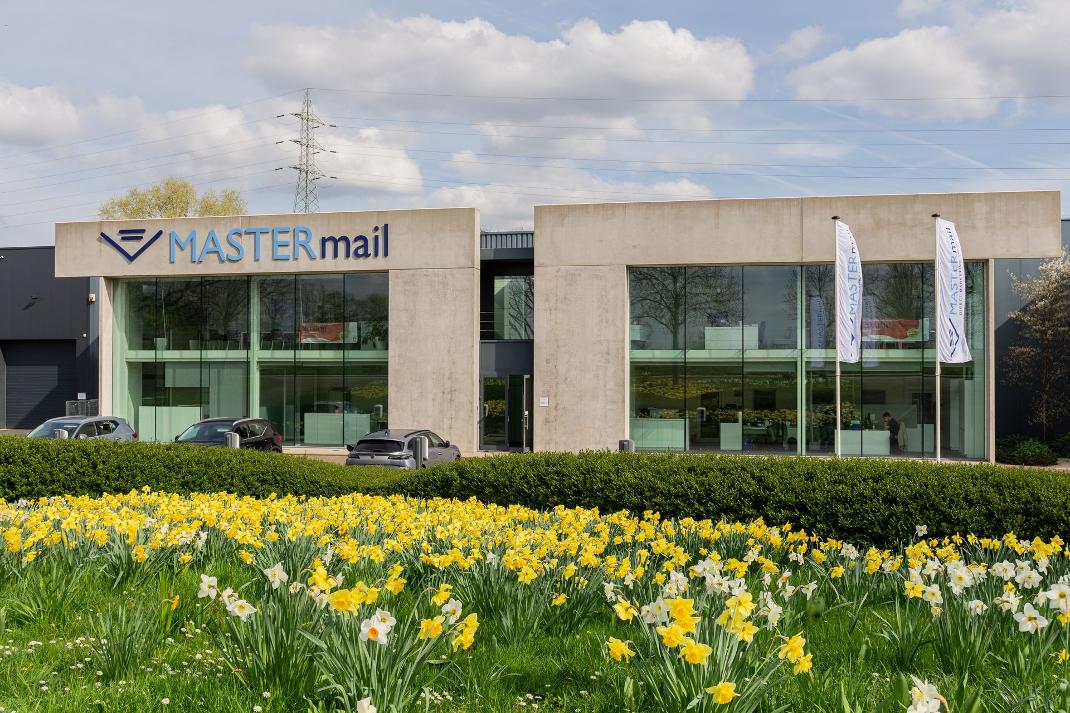 Mastermail gebouw met Paasbloemen