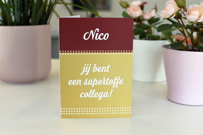 Complimentenkaartje te midden van bloempotten