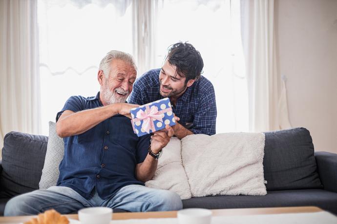 Zoon die zijn vader een cadeautje geeft voor Vaderdag