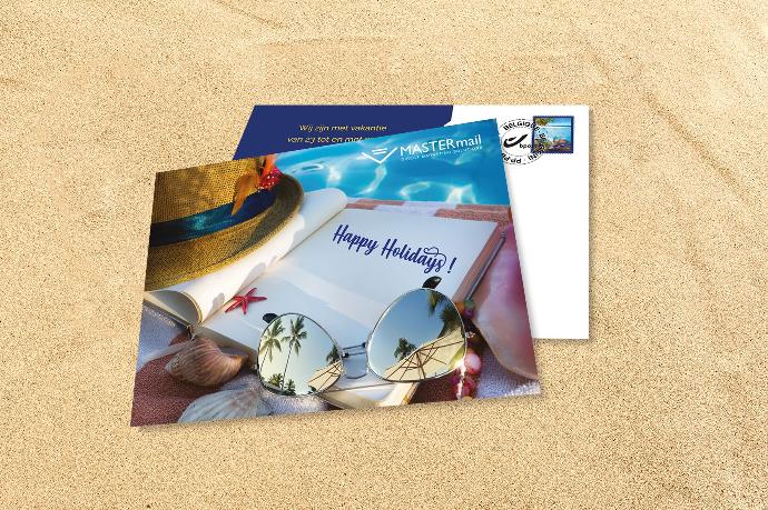 Vakantiepostkaarten gestapeld op het strand