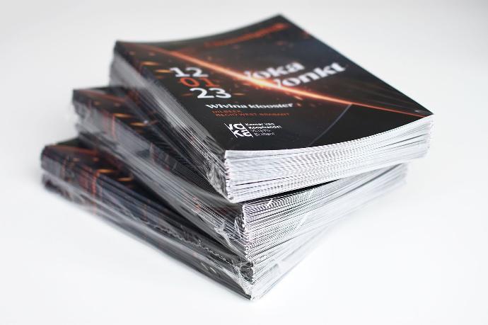 Stapel brochures voor weekend van de klant