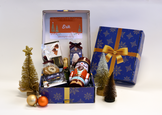 Geschenkenbox met gepersonaliseerde kaart en kerstgeschenken
