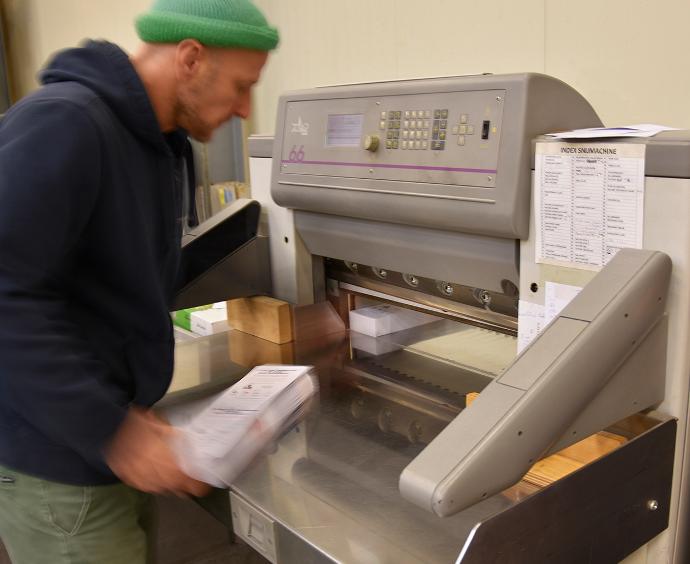 Printen & plooien, snijden Team MASTERmail aan het werk