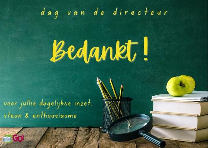 Tafel met een potloodhouder en een stapel boeken ter gelegenheid van de Dag van de Directeur